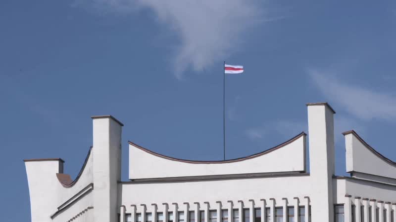 Беларускі сцяг над тэатрам у горадні