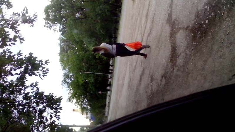 Шалит на проходящих девушек