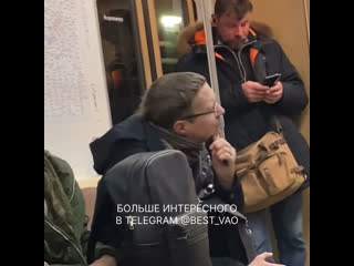 Мужчина бреется в вагоне на красной ветке