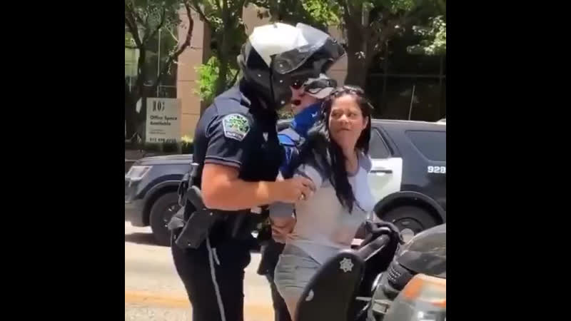 Очередной беспредел копов из америки полицейский обыскивает женщину