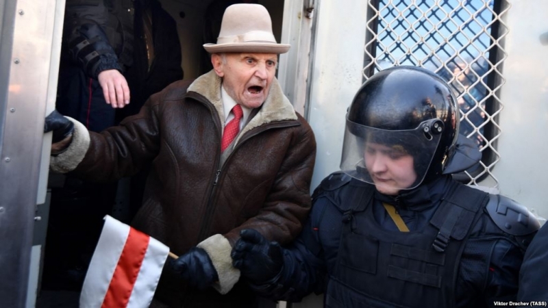 Як затрымлівалі 25 сакавіка на плошчы якуба коласа