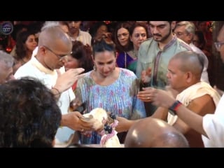 Pregnant esha deol visits isckon temple on janmasthmi video