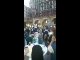 Soll sich gestern abend so auf dem marienplatz in münchen abgespielt haben angemeldet als eine kulturelle veranstaltung deutsc