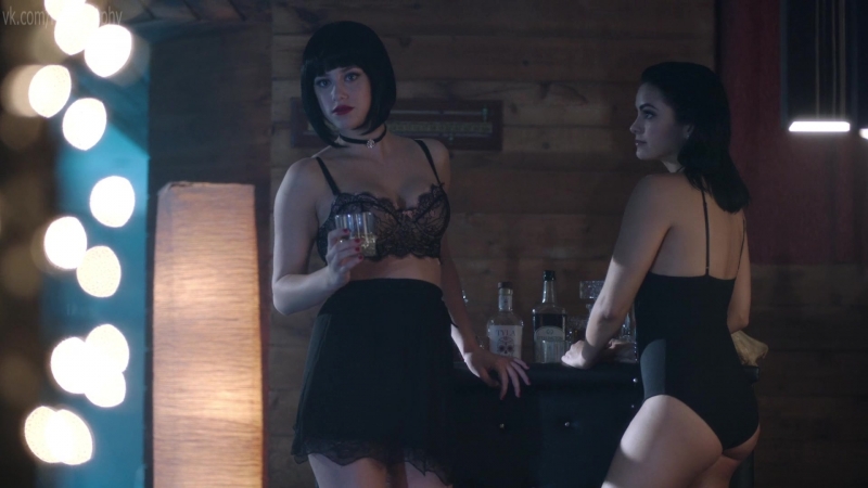 Лили рейнхарт (lili reinhart), камила мендес (camila mendes) ривердэйл (riverdale, 2017) сезон 1 / серия 3 (s01e03) 1080p