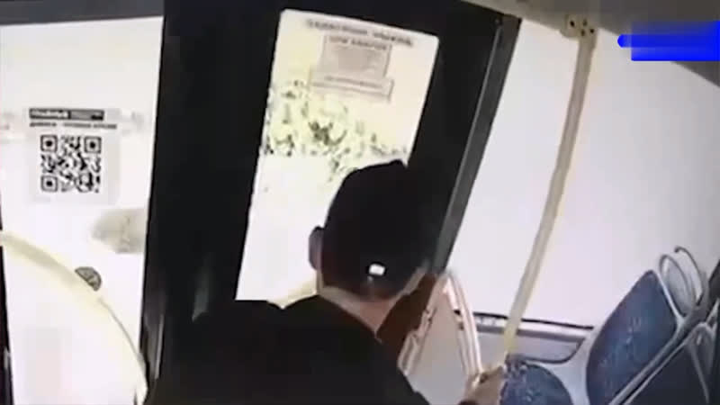 В твери «заяц» разнёс окно автобуса при попытке побега