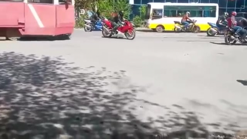 А трамваю пофиг на ваше шествие