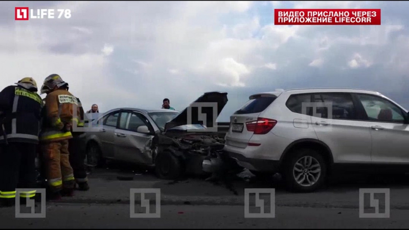 На кольцевой дороге столкнулись три автомобиля, два из них – всмятку