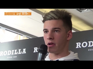 Santi mina y carlos soler en rodilla