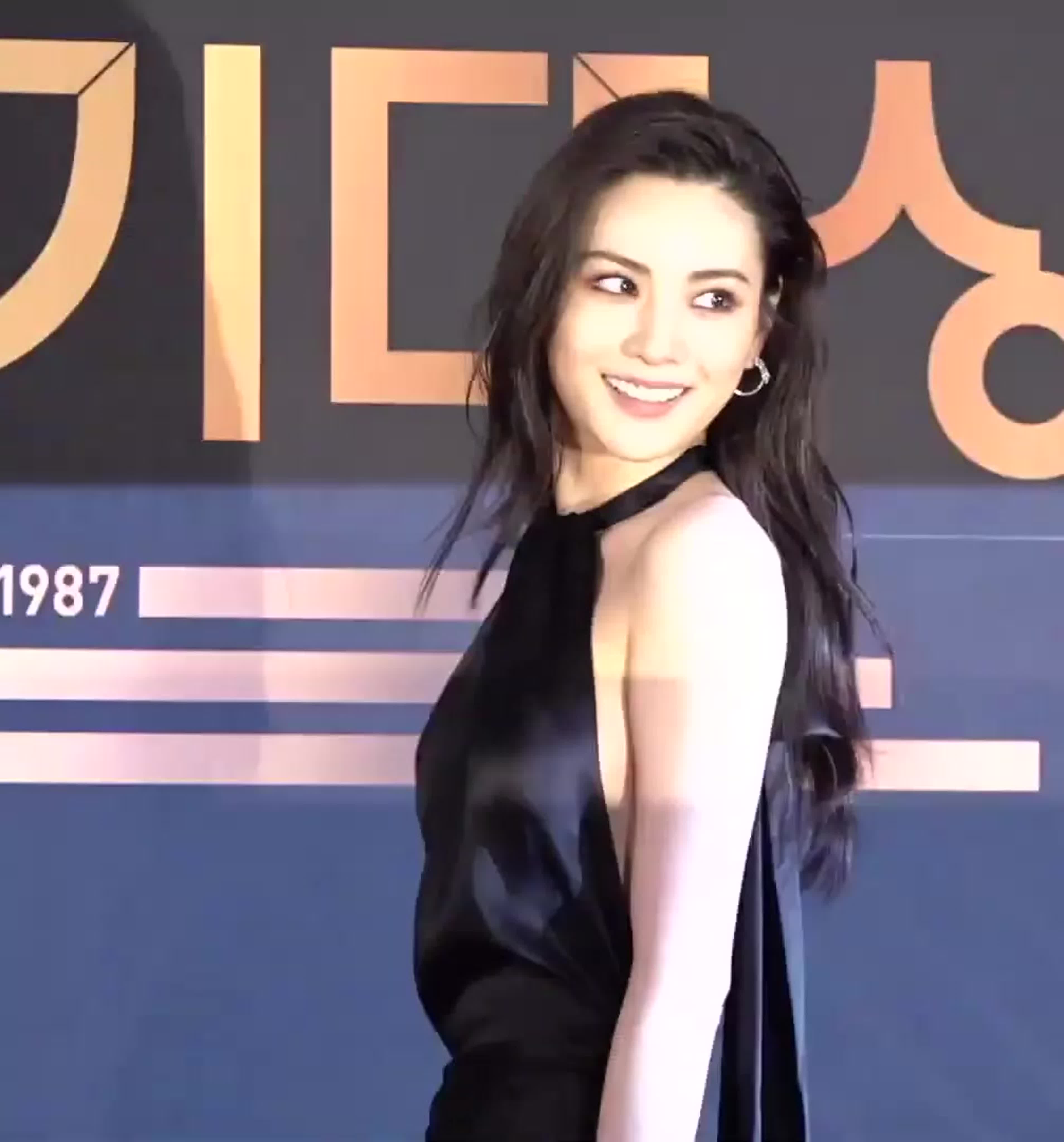 A seductive glance from Musa Nana