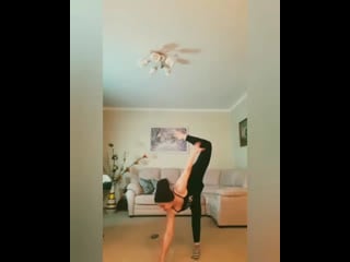 Снимаем шапку ногами