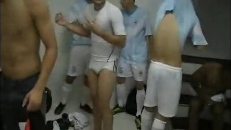 Футболисты в раздевалке переодевают плаи