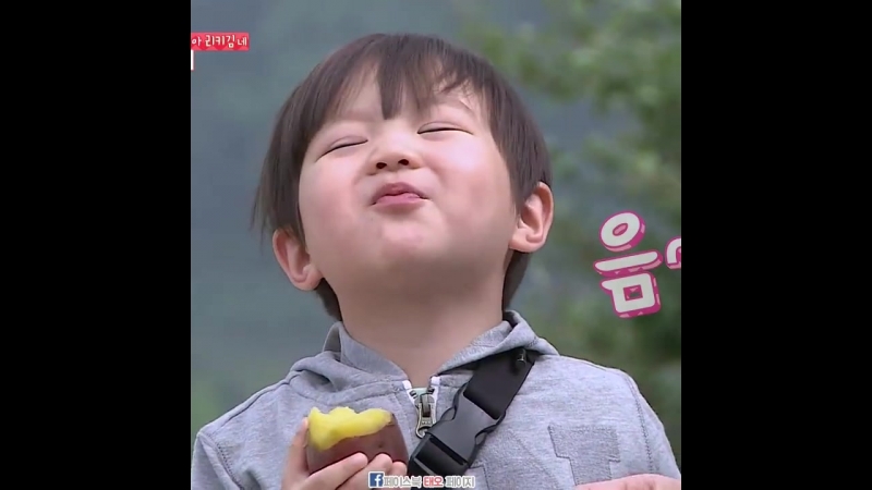 Кушает картошечку^^