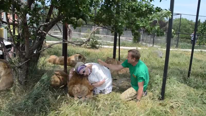 Маша в шоке, она так искренно переживает за маму и дочь )))