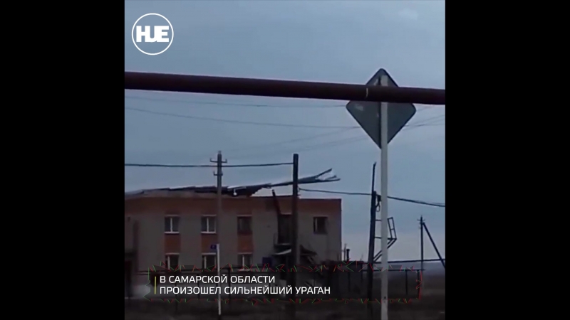В самарской области от сильных порывов ветра у дома культуры сорвало крышу