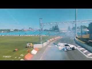 Drone pilot avoids collision and keeps the camera on the race