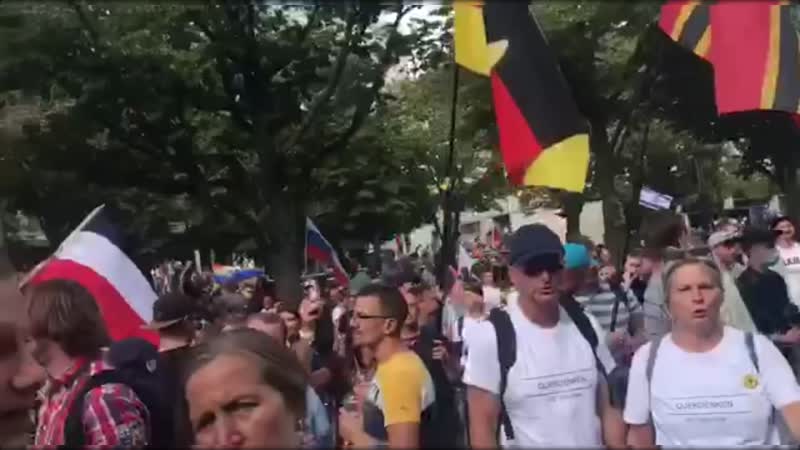 Берлин скандирует «путин» возле российского посольства