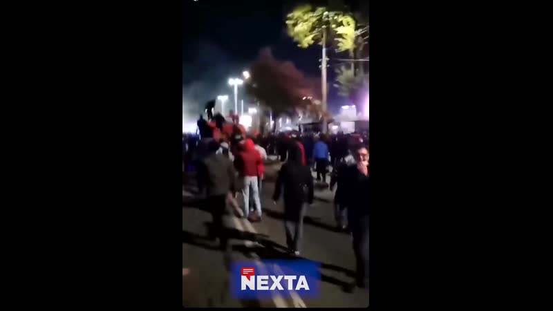 Протестующие в бишкеке захватили пожарную машину и наступают на силовиков под прикрытием собственного водомёта! 🔥