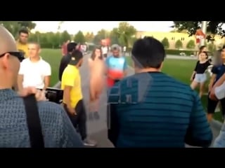 Девушки лёгкого поведения устроили фотосессию в парке горького