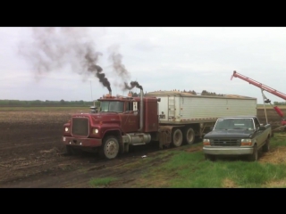 1978 mack rl 700 pullin 25 tons of wheat through mud