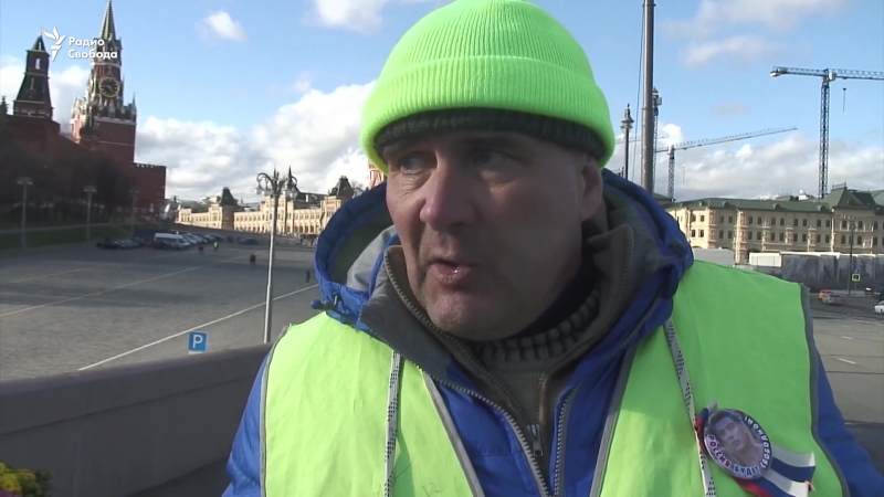 "немцов мост" оставили без цветов