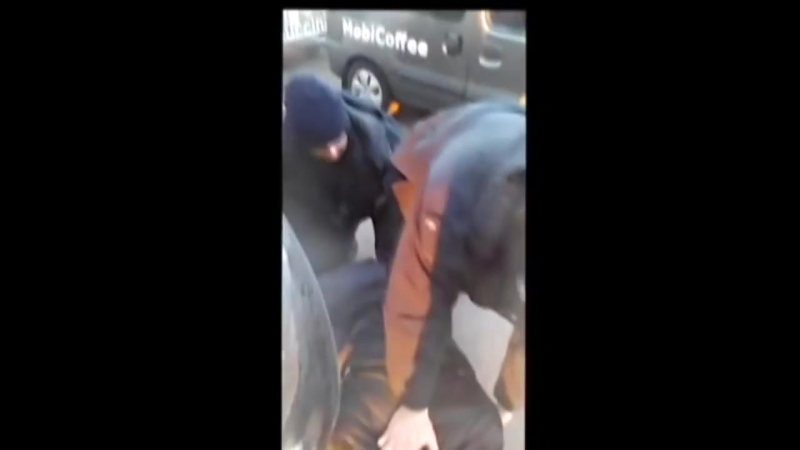 Новая полиция срывает штаны с задержанного
