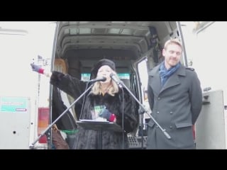 Lady michèle renouf auf der kundgebung am in dresden