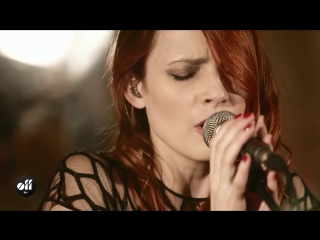 Elodie frégé dans l'escalier