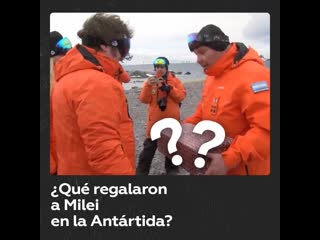 Obsequian a milei un inusual regalo en la antártida