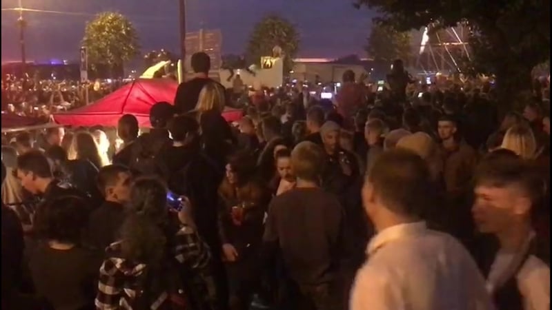 А вот и конец истории крыша грузовика рухнула