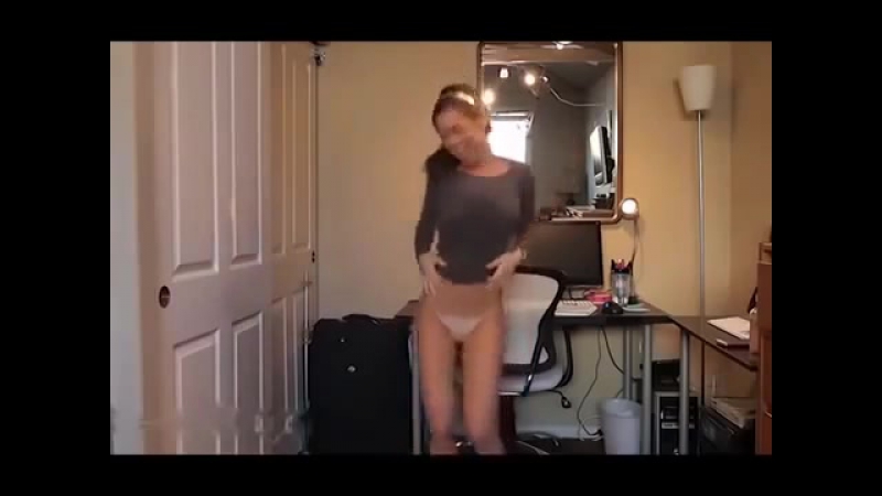 Телочка porn video – Грудастая телочка прикольно танцует
