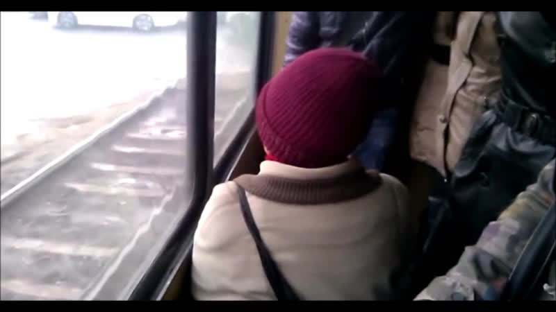 Краснодарская бабка в трамвае троллит пассажиров по полной!!!