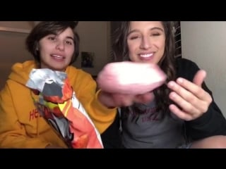 Porn с подружкой кушают сладкую вату