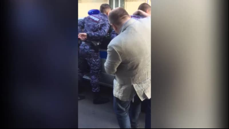 Задержание двух сотрудников росгвардии, которые подкинули молодые 18 летнему школьнику