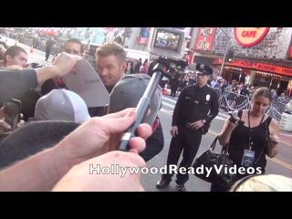 Fans porn video – Kellan lutz shows love to fans and a lucky little girl at the expendables premiere in hollywood