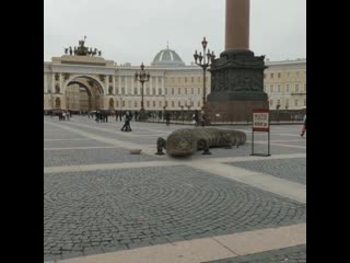 Гигантский ящер на дворцовой площади