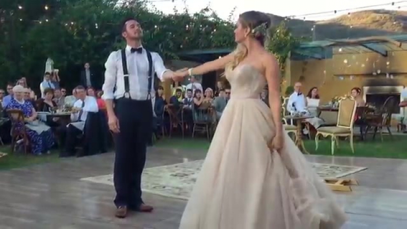 Это просто не вероятно что они вытворяют на свадьбе ! танец жениха и невесты приколы