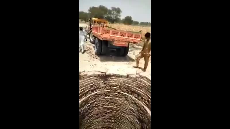 ‏آپ لوگ اس وڈیو میں دیکھیں کس طرح چوزوں کو ایک کنواں میں پھینکا جا رہا ہے اللہ کے عذاب ایسے ہی قوموں پہ نہیں آتے عذاب تب آتے ہیں