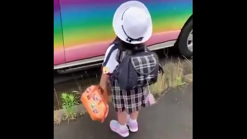 Обычный школьный автобус в японии