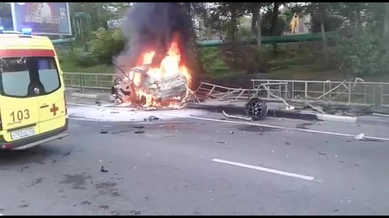 В сочи шестеро пострадали в загоревшемся после дтп bmw