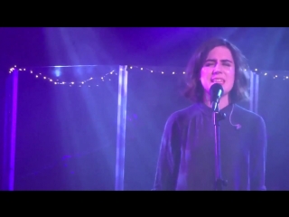 Dodie clark in the middle!!