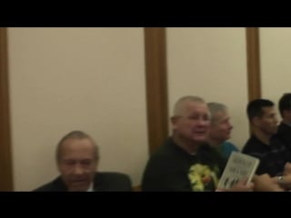 Тетка разделась в суде