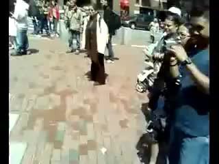 Паренек жарит на ведре )