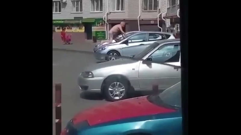 Крыше porn video – В ставрополе пьяный голый мужчина загорал на крыше автомобиля