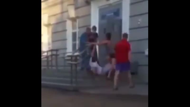 В краснотурьинске мужик со сломанной ногой своим ходом добрался до