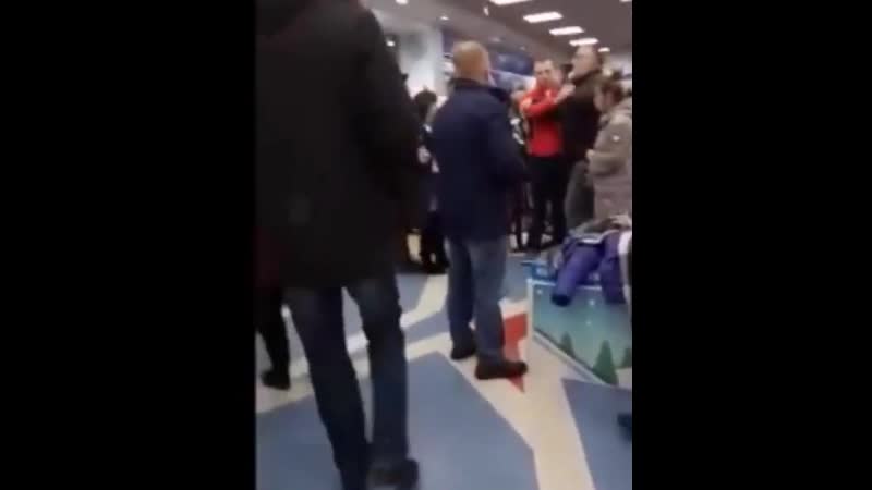 Вы мою жену мразотой назвали сцена наказания женщины и ее сына большим дядей в спортмастере тц щелково, март 2019