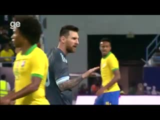 Messi telling brazils manager to shut up after the later was asking for him to get a yellow superclasico