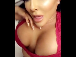 Kiara mia сочная пышка с большими сиськами показывает себя лежа на кровати в горячем нижнем белье