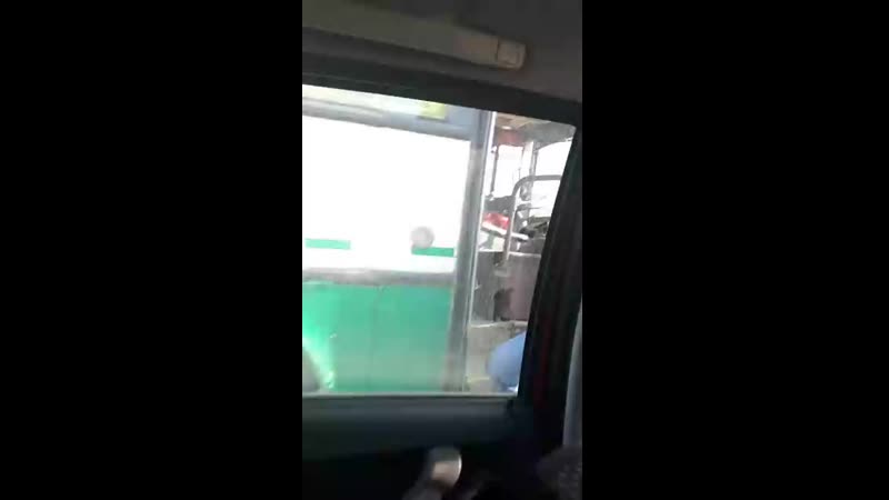 Водитель автобуса разозлился из за того что таксист не дал ему перестроиться в левый ряд