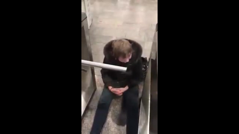 Пьяная баба после вписки ползет домой