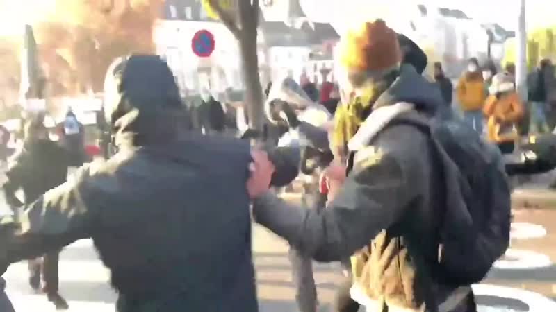 Бійка правих фанатів “strassbourg offender” та антифашистів у франції "після пошуку антифашистів на демонстрації, ми вирішили н